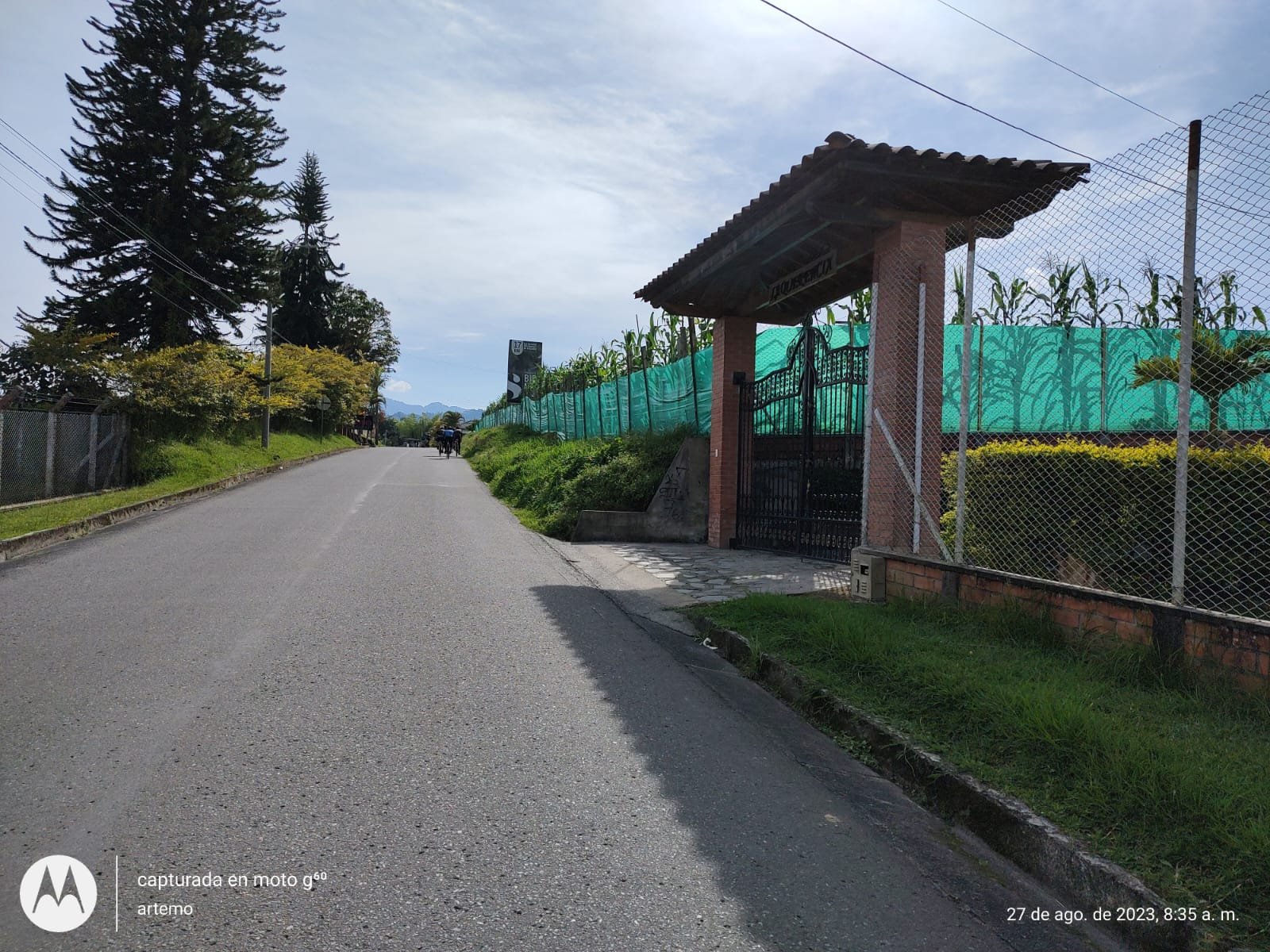 Acceso por vía pavimentada a la finca